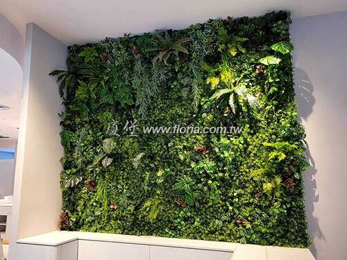 告別枯黃與蚊蟲！「仿真植栽牆」如何幫您一年省下數萬維護費？